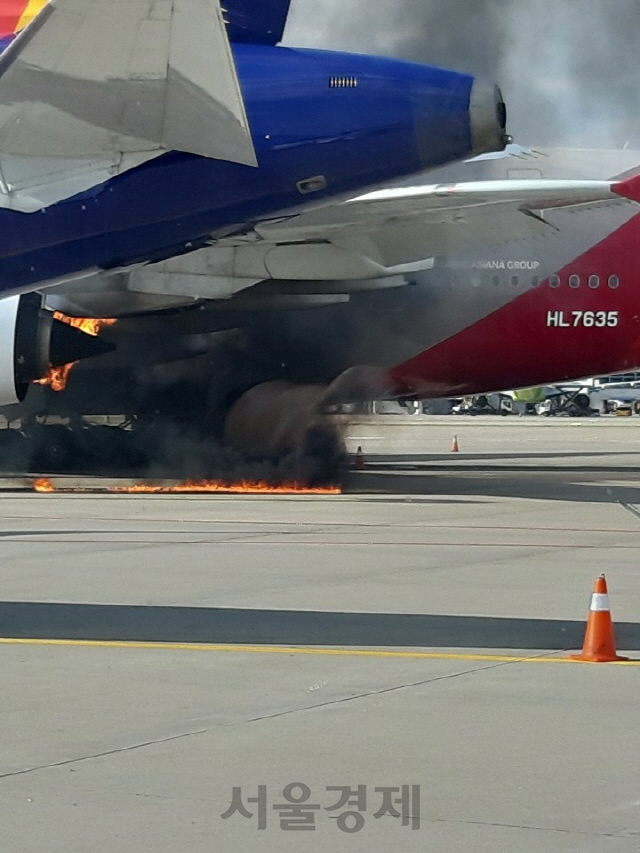 18일 인천공항에서 미국 로스엔젤레스로 출발하려던 아시아나항공의 A380의 엔진에서 화재가 발생해 검은 연기가 치솟고 있다 /독자제공