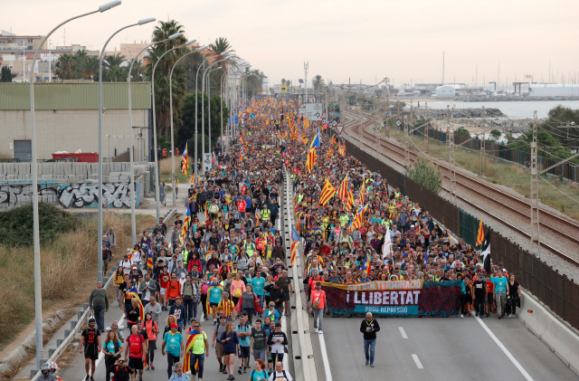 스페인 카탈루냐 시민들이 18일(현지시간) 거리 행진을 하는 모습 /로이터연합뉴스