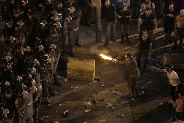 '왓츠앱 수수료 부과'에...거리로 쏟아져 나온 레바논 시민들