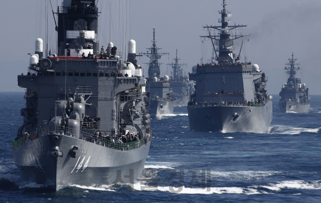일본 해상 자위대 함선들의 모습. 아베 신조 일본 총리는 18일 중동 정세 악화와 관련해 자위대 파견 방안을 본격 검토하라고 관계 각료들에게 지시했다. /블룸버그 자료사진