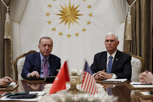 레제프 타이이프 에르도안(왼쪽) 터키 대통령과 마이크 펜스 미국 부통령이 17일(현지시간) 터키 앙카라 대통령궁에서 터키와 시리아 북부의 쿠르드 민병대(YPG) 간 조건부 휴전을 논의하고 있다.  /앙카라=AP연합뉴스