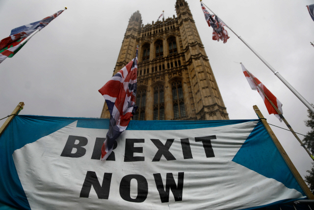 영국 런던 중심부 웨스트민스터의 의사당 앞에 ‘당장 브렉시트(영국의 유럽연합 탈퇴)’ 하라‘고 적힌 현수막이 걸려 있다. /런던=AFP연합뉴스