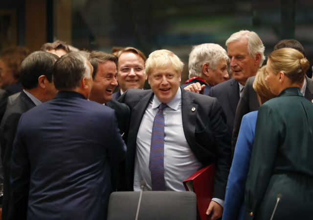 보리스 존슨(가운데) 영국 총리가 17일(현지시간) 유럽연합(EU)과의 새 브렉시트 합의안에 합의한 후 벨기에 브뤼셀에서 열린 EU 정상회의에 참석해 다른 EU 정상들과 인사를 나누고 있다. /브뤼셀=AP연합뉴스