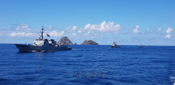 우리 군이 지난 8월 25일부터 26일까지 동해 영토수호훈련에 들어갔다. 훈련에 참가한 세종대왕함(DDG, 7,600톤급)을 비롯한 해군 함정들이 독도 앞을 항해하고 있다./사진=해군 제공