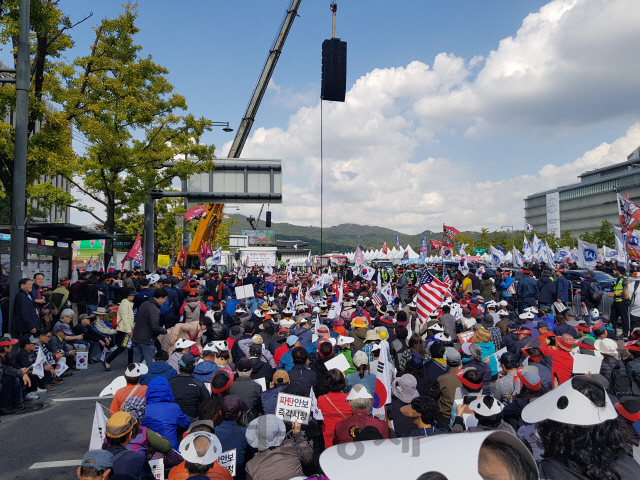 19일 자유한국당이 집회한 장외집회가 광화문 광장에서 열리고 있다./방진혁 기자