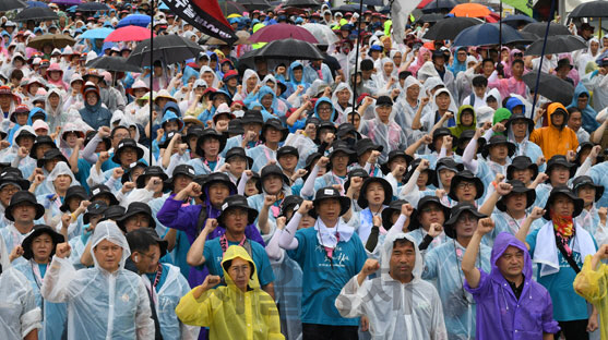 지난 8월 15일 서울 광화문광장에서 열린 민주노총 8·15 전국 노동자 대회에서 참가자들이 임을 위한 행진곡을 부르고 있다. /권욱기자