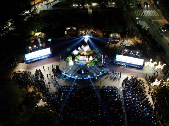 지난 18일 서울 관악구 낙성대공원에서 열린 ‘제3회 관악 강감찬 축제’에 많은 시민들이 모여 인기가수들의 공연을 기다리고 있다. /사진제공=관악구