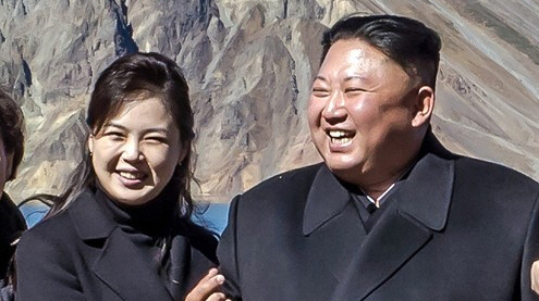 북한 김정은 국무위원장과 리설주 여사가 백두산 천지에서 남쪽 수행원들과 기념사진을 찍고 있다. /연합뉴스