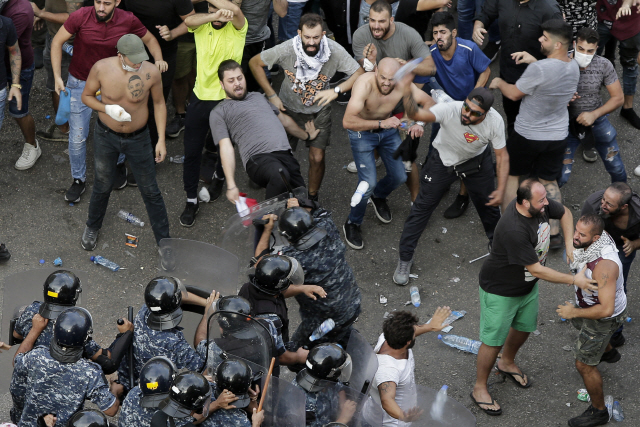 18일(현지시간) 레바논 수도 베이루트에서 정부의 세금 징수 계획에 항의하는 시위대가 경찰과 충돌하고 있다. /베이루트=AP연합뉴스