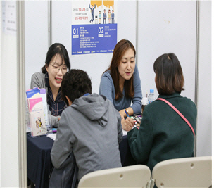 지난해 열린 ‘성동 희망 일자리박람회’에서 현장면접이 진행되고 있다. /사진제공=성동구