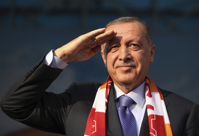 레제프 타이이프 에르도안 터키 대통령이 19일(현지시간) 카이제리주에서 열린 행사에서 지지자들을 향해 거수경례를 하고 있다. /AP연합뉴스