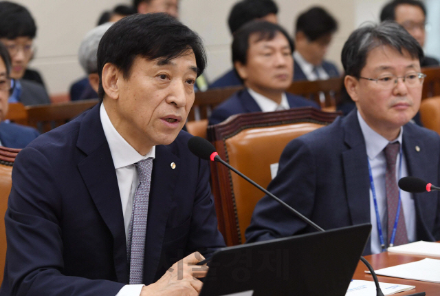 이주열 한국은행 총재가 지난 8일 국회에서 의원들에게 통화정책 방향에 대해 설명하고 있다./이호재기자