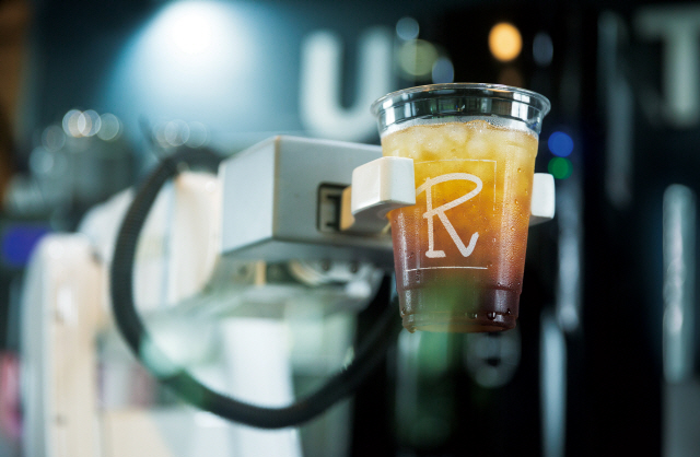 UNIST 스포츠센터 지하에 있는 로봇 카페 ‘로비스’에서 커피를 만드는 로봇 바리스타. /사진제공=UNIST