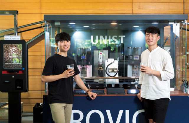 로비스 박기범 대표(왼쪽)와 김민수 대표가 UNIST 교내에 설치된 로봇카페를 소개하고 있다. /사진제공=UNIST