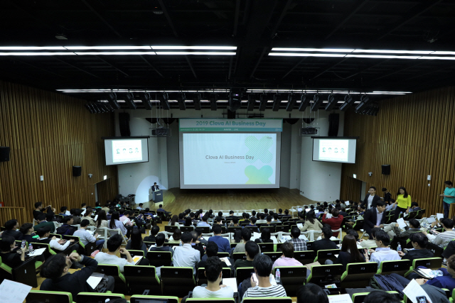 지난 18일 경기도 성남시 네이버 본사 그린팩토리에서 열린 ‘네이버 클로바 AI 비즈니스 데이’에서 참가자들이 발표를 듣고 있다./사진제공=네이버