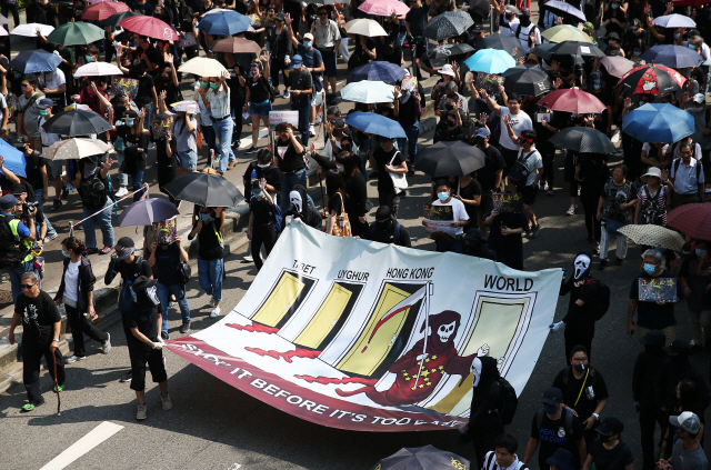 홍콩 시민들이 20일 도심인 센트럴 지구에서  홍콩 민주인사들을 향한 ‘백색테러’를 규탄하는 집회를 열고 있다/홍콩=EPA연합뉴스