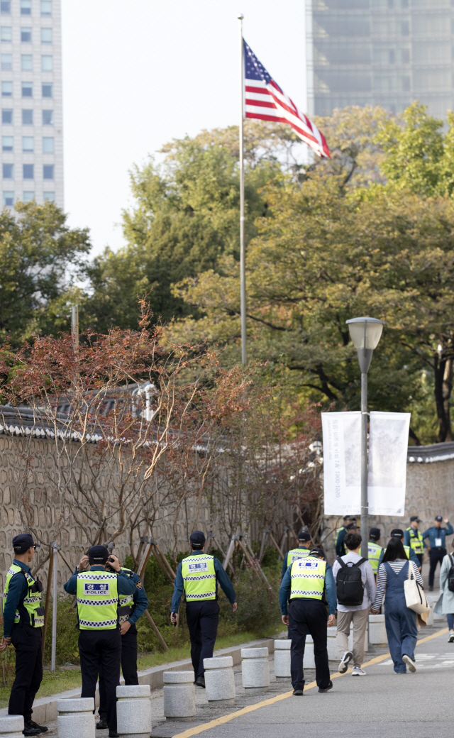 경찰이 20일 오후 미국 대사관저 인근에서 근무를 서고 있다. 경찰은 지난 19일 한국대학생진보연합 소속 대학생들이 미대사관저 를 난입한 사건 이후 경비병력을 늘리고 경계태세를 강화했다./연합뉴스