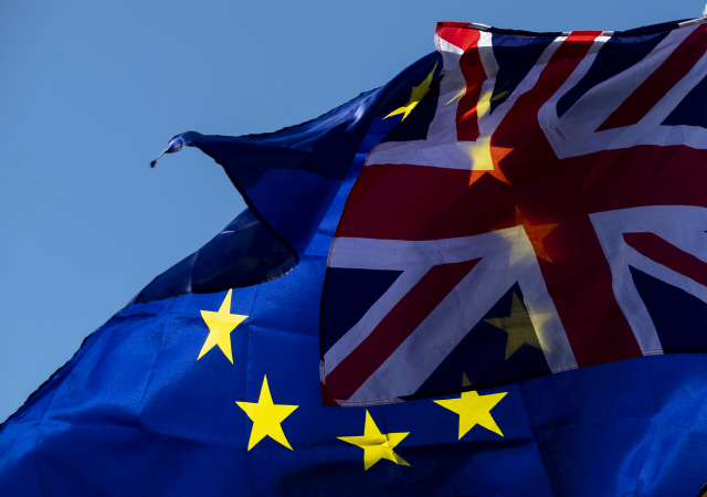 영국 국기 유니언잭과 유럽연합(EU)기가 19일(현지시간) 런던 시내에서 펄럭이고 있다. /런던=신화연합뉴스