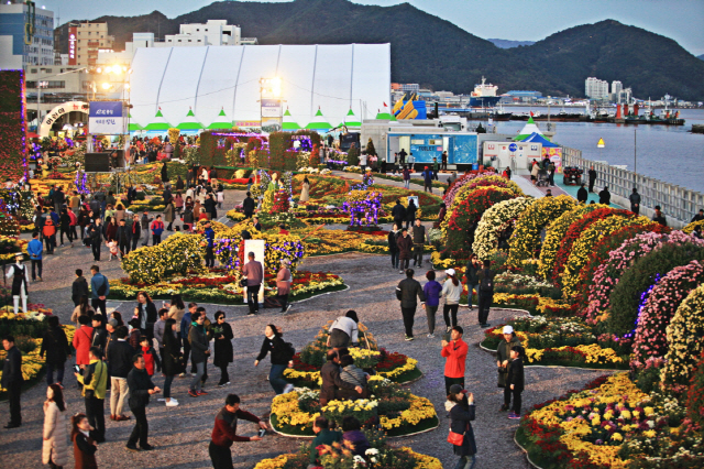 지난해 ‘마산국화축제’에 참가한 시민들이 즐거운 시간을 보내고 있다. /사진제공=창원시