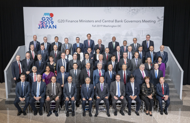 17일(현지시간) 미국 워싱턴 국제통화기금(IMF)에서 열린 G20재무장관·중앙은행총재회의에 참석한 각국 대표들이 기념촬영을 하고 있다./워싱턴DC=EPA연합뉴스