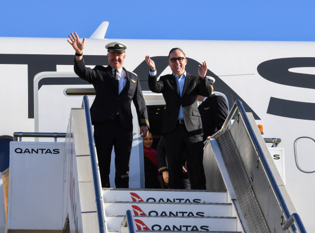 20일(현지시간) 미국 뉴욕에서 호주 시드니까지 시험비행을 마친 후 시드니국제공항에 도착한 앨런 조이스(오른쪽) 콴타스항공 CEO와 세안 골딩 기장이 보잉787 드림라이너에서 나오고 있다.     /시드니=AFP연합뉴스