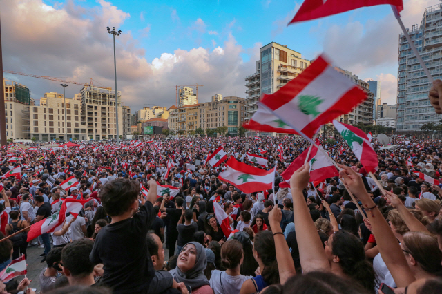 이날 레바논 수도 베이루트 시내에서는 정부의 추가 세금부과 계획에 반대하는 격렬한 반정부시위가 벌어졌다. /베이루트=EPA연합뉴스