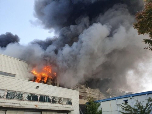 인천 남동공단의 한 자동차 부품공장에서 화재가 발생했다./연합뉴스