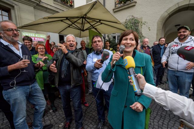 레굴라 리츠(오른쪽 네번째)녹색당 대표가 현지시간(20일)스위스 수도 베른에서 총선 잠정 개표결과에 대한 소감을 발표하고 있다./베른=AFP연합뉴스