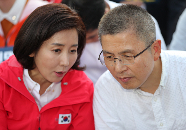 황교안(오른쪽) 자유한국당 대표와 나경원 원내대표가 대화를 하고 있다./연합뉴스