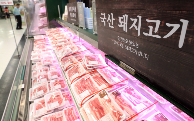 아프리카돼지열병(ASF) 확산으로 돼지고기 소비가 줄어들고 있는 것으로 나타난 가운데 지난달 29일 오전 서울의 한 대형마트 정육코너에 국산 돼지고기가 진열돼 있다./서울경제DB