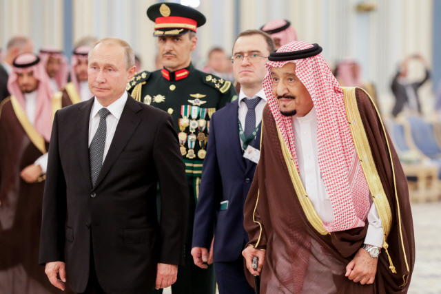 블라디미르 푸틴(왼쪽) 러시아 대통령이 지난 14일(현지시간) 사우디아라비아를 방문해 살만 빈 압둘아지즈(오른쪽) 국왕과 함께 수도 리야드의 왕궁에서 열린 환영행사에 참석하고 있다. /리야드=타스연합뉴스