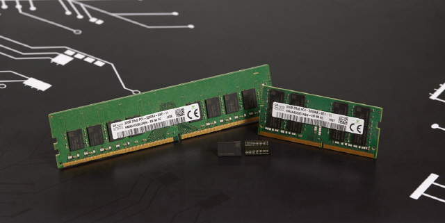 SK하이닉스가 내년 보급 예정인 3세대 10나노급(1z) 미세공정을 적용한 16Gbit DDR4 D램./사진제공=SK하이닉스
