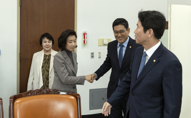 이인영(오른쪽부터)더불어민주당, 오신환 바른미래당, 나경원 자유한국당 원내대표가 21일 오전 국회 운영위원장실에서 검찰개혁안 등 패스트트랙 지정 법안 협상을 위한 원내대표 회동을 하며 인사하고 있다. /연합뉴스