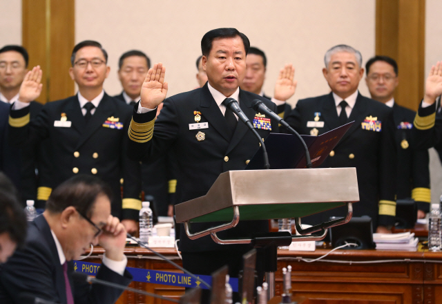 심승섭 해군참모총장을 비롯한 해군 관계자들이 10일 오전 충남 계룡대에서 열린 국회 국방위의 해군본부 등에 대한 국정감사에서 선서하고 있다./연합뉴스