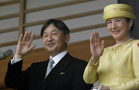 2019년 5월 4일 나루히토 일왕이 마사코 왕비와 함께 고쿄를 방문한 이들을 향해 손을 흔들고 있다./EPA=연합뉴스