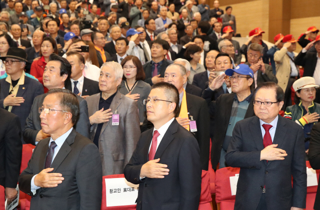 자유한국당 황교안 대표(앞줄 가운데)가 22일 오후 국회 의원회관에서 열린 ‘투명·공정·정의로운 新질서 어떻게 만들 것인가’ 토론회에 참석, 국기에 경례하고 있다. /연합뉴스