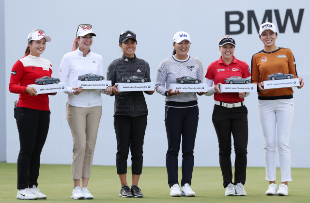 LPGA 투어 BMW 레이디스 챔피언십에 참가하는 주요 선수들이 22일 대회장인 LPGA 인터내셔널 부산에서 BMW 모형 차량을 들고 포즈를 취하고 있다. 왼쪽부터 최혜진, 폴라 크리머, 대니얼 강, 고진영, 브룩 헨더슨, 허미정. /연합뉴스