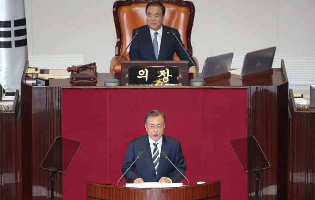 문재인 대통령이 22일 오전 국회에서 내년도 예산안에 대한 시정연설을 하고 있다./연합뉴스