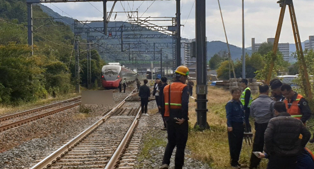 한국철도공사 직원들과 소방관계자들이 22일 오전 경남 밀양시 밀양역 부근에서 발생한 열차 사고 현장에서 수습을 하고 있다./사진제공=경남소방본부 제공