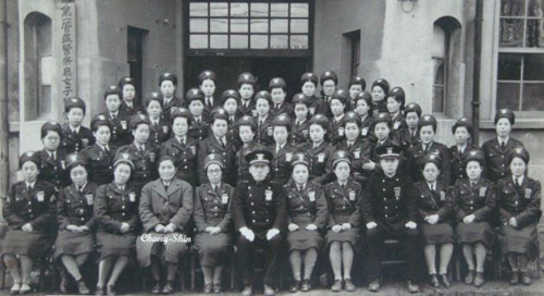 1948년 12월 황현숙(앞줄 왼쪽 다섯번째) 치안국 여자경찰과장의 인천여자경찰서 순시 기념사진. /사진제공=경찰청