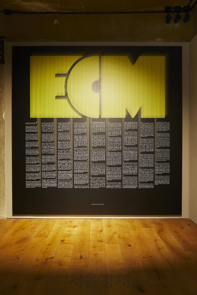 현대카드 스토리지에서 열리는 ECM 설립 50주년 기념 전시 모습. ECM이 사용했던 초창기 로고 타입을 활용해 레이블의 역사를 숫자로 기록한, 미국 출신 작가 릭 마이어의 인포그래픽 작품이다. /사진제공=현대카드