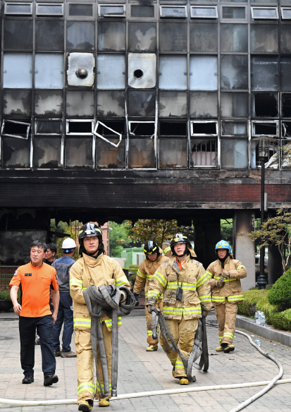 소방관들이 서울 은평구의 화재현장에서 화재진압 활동을 마친 후 소방서 복귀를 준비하고 있다.  /성형주기자