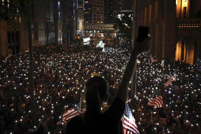 홍콩 시민들이 지난 14일 센트럴 지구에서 평화적인 집회를 열고 있다./홍콩  AP=연합뉴스