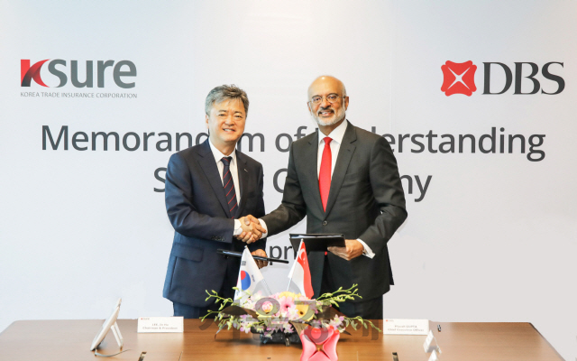 이인호(왼쪽) 무역보험공사 사장이 싱가포르개발은행 본사에서 피유쉬 굽타 싱가포르개발은행 행장과 국내 기업들의 동남아시아 진출 확대를 위한 업무협약을 체결하고 있다./사진제공=무보