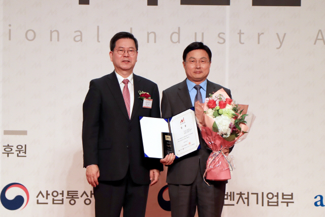 김형근 한국가스안전공사(오른쪽) 사장이 올해 4월 그랜드힐튼서울 호텔에서 개최된 ‘2019 국가산업대상 시상식’에서 중소기업 동반성장에 기여한 공로를 인정받아 동반성장 부문 대상을 수상했다./사진제공=한국가스안전공사