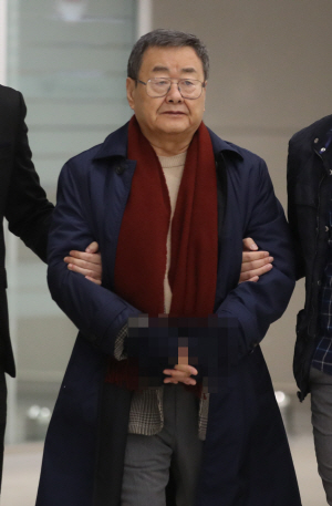 성폭행 혐의 김준기 前 회장 귀국장서 경찰에 체포