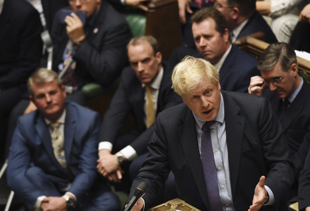 보리스 존슨(오른쪽) 영국 총리가 22일(현지시간) 런던 하원에서 개최된 유럽연합(EU) 탈퇴협정 법안 관련 토론회에서 발언하고 있다. /런던=AP연합뉴스