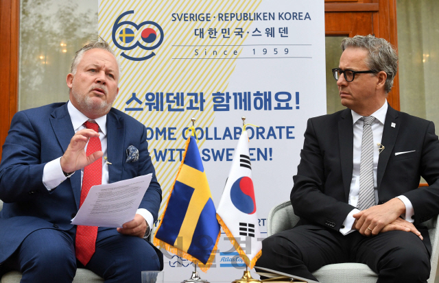 켄트 해리스테트(왼쪽) 스웨덴 외교부 한반도특사가 23일 서울 성북동 주한스웨덴대사관저에서 열린 기자간담회에서 취재진의 질문에 답하고 있다. 오른쪽은 야콥 할그렌 주한스웨덴대사./권욱기자 19.10.23