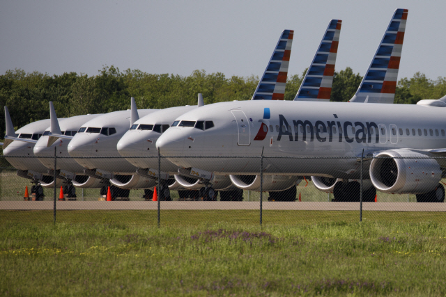 미국 아메리칸 에어라인 그룹의 보잉 737 맥스 항공기들이 오클라호마주 털사 국제공항 격납고 밖에 주차돼 있다. /블룸버그 자료사진
