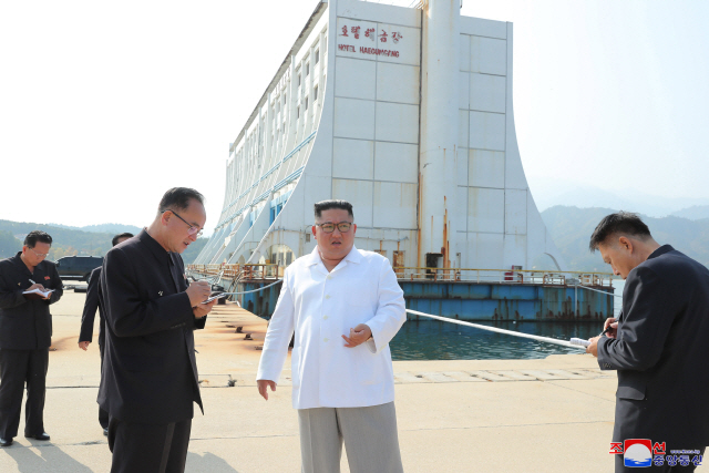 김정은(오른쪽 두번째) 북한 국무위원장이 금강산관광지구를 현지지도하고 금강산에 설치된 남측 시설 철거를 지시했다고 조선중앙통신이 23일 보도했다. /연합뉴스